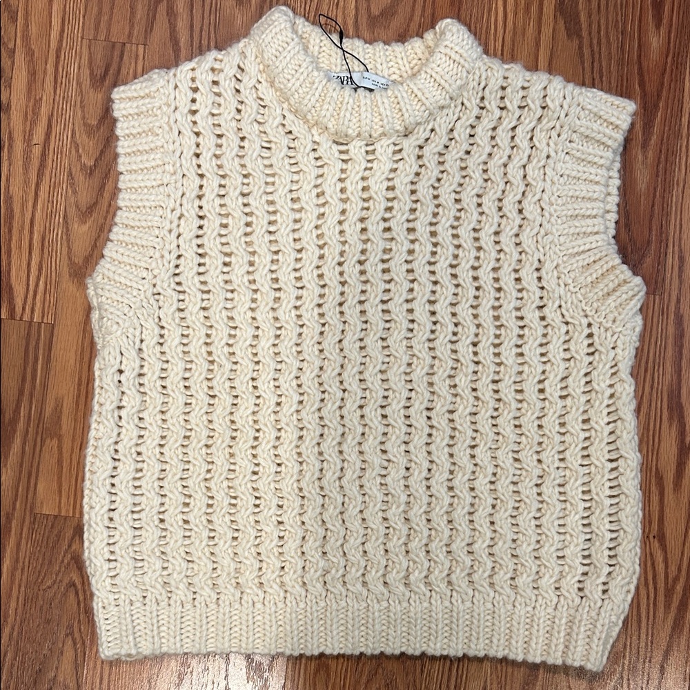 Zara Cream Sleeveless Sweater size M
